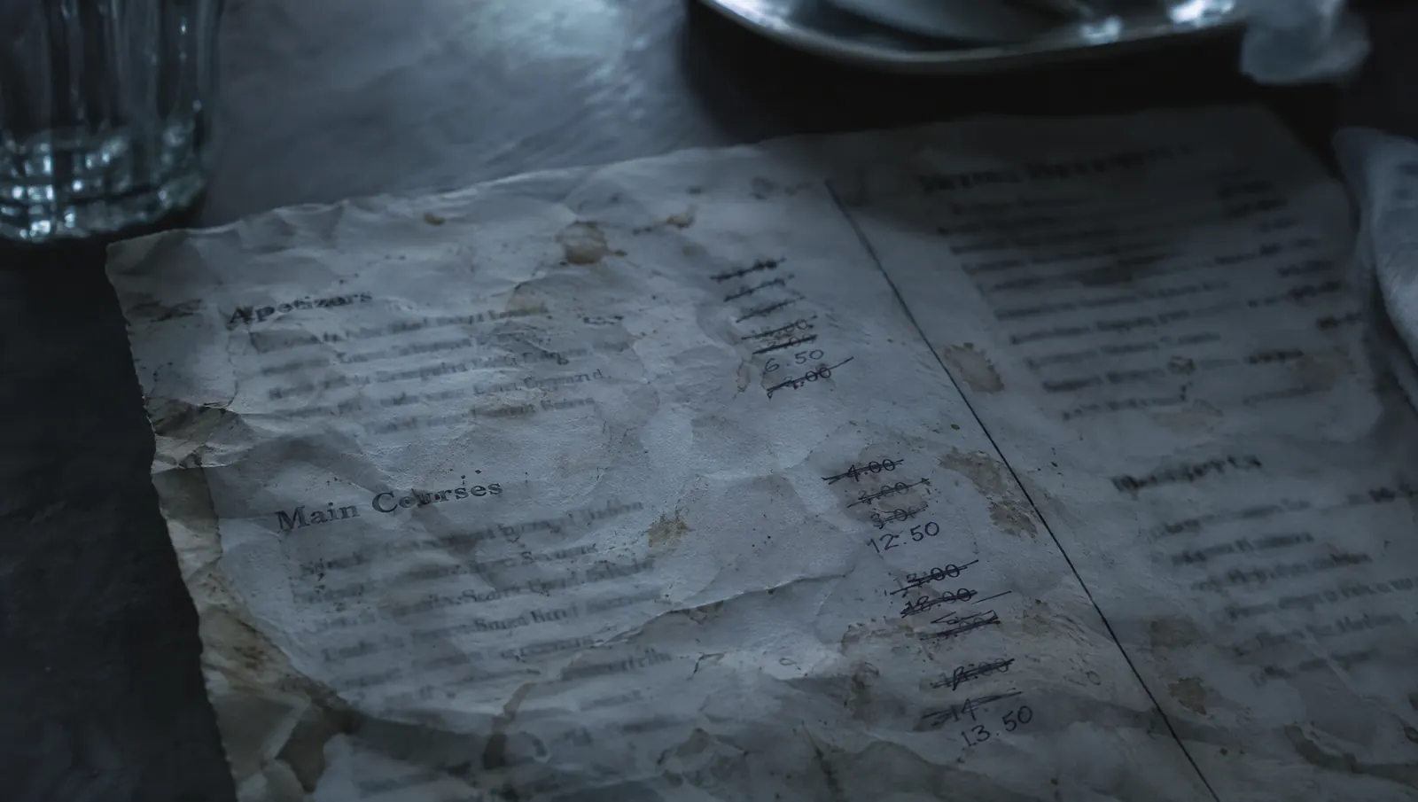 Menu papier usé avec des prix raturés